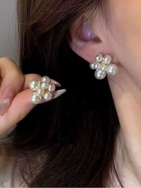 **High-Quality Pearl Cluster Flower Stud Earrings – White Pearlescent